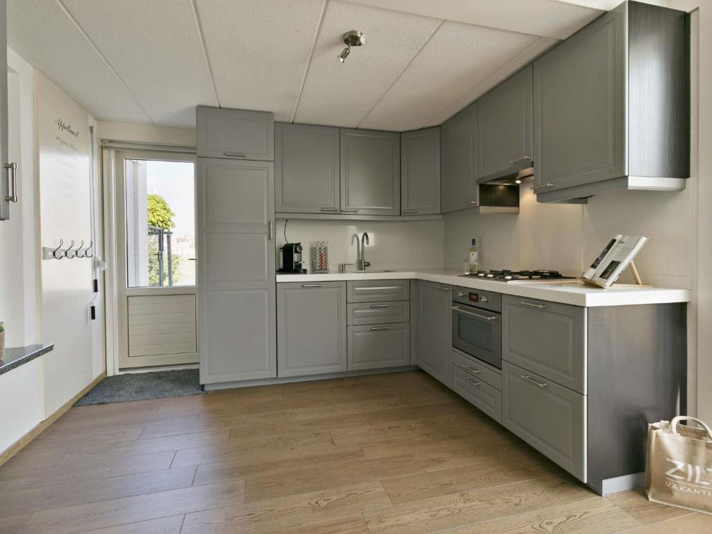 Lovely holiday home with a view over the Oosterschelde photo 2