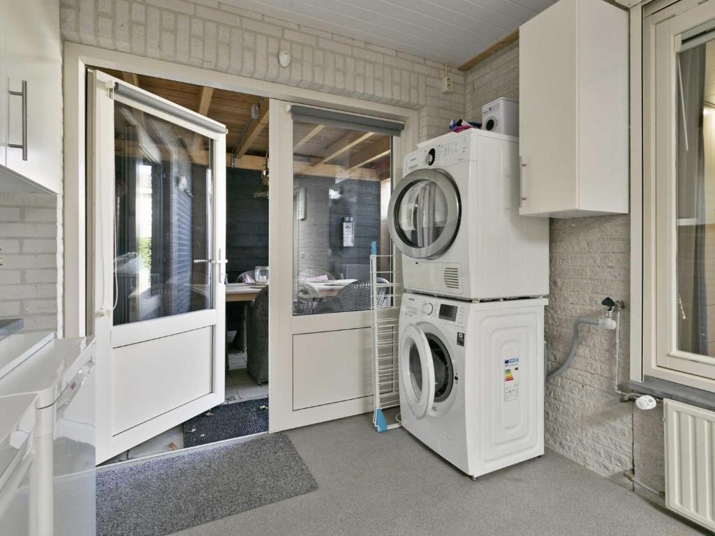 Lovely holiday home with a view over the Oosterschelde photo 3
