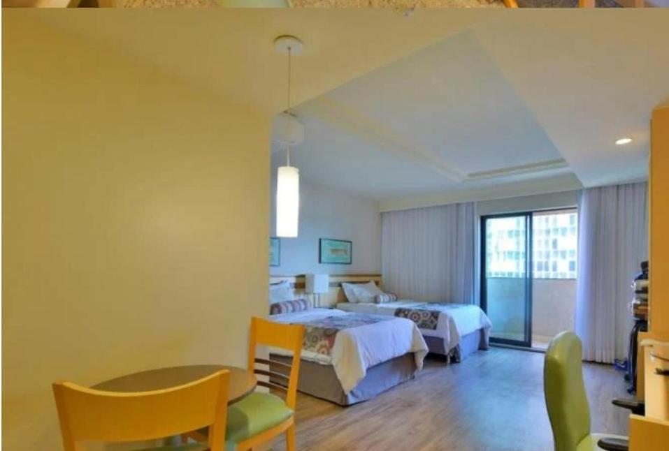 FLAT DE ALTO PADRÃO - ENORME - CENTRO DA CIDADE - 2 Camas - 1 Queen e 1 Solteiro - Arrumação Diária Gratuita - Excelente Atendimento - VARANDA - COZINHA photo 3