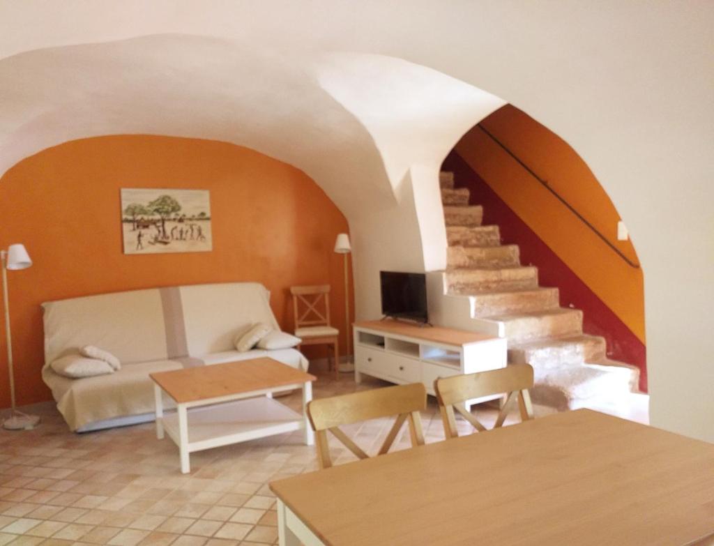 maison au coeur de Fontaine de Vaucluse, nichée sur le rocher et surplombant la sorgue photo 3