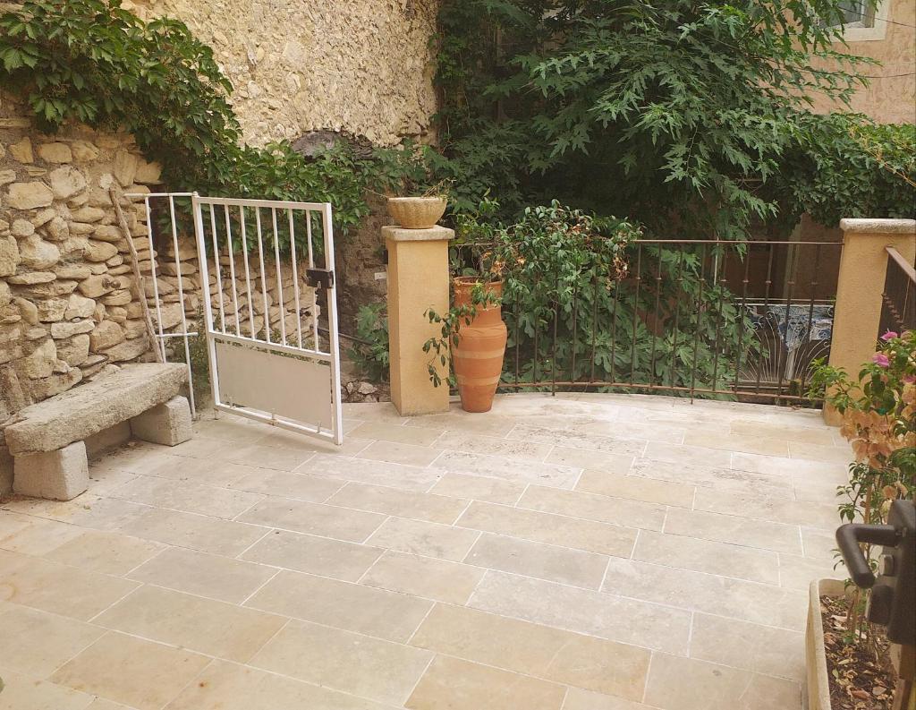 maison au coeur de Fontaine de Vaucluse, nichée sur le rocher et surplombant la sorgue photo 2
