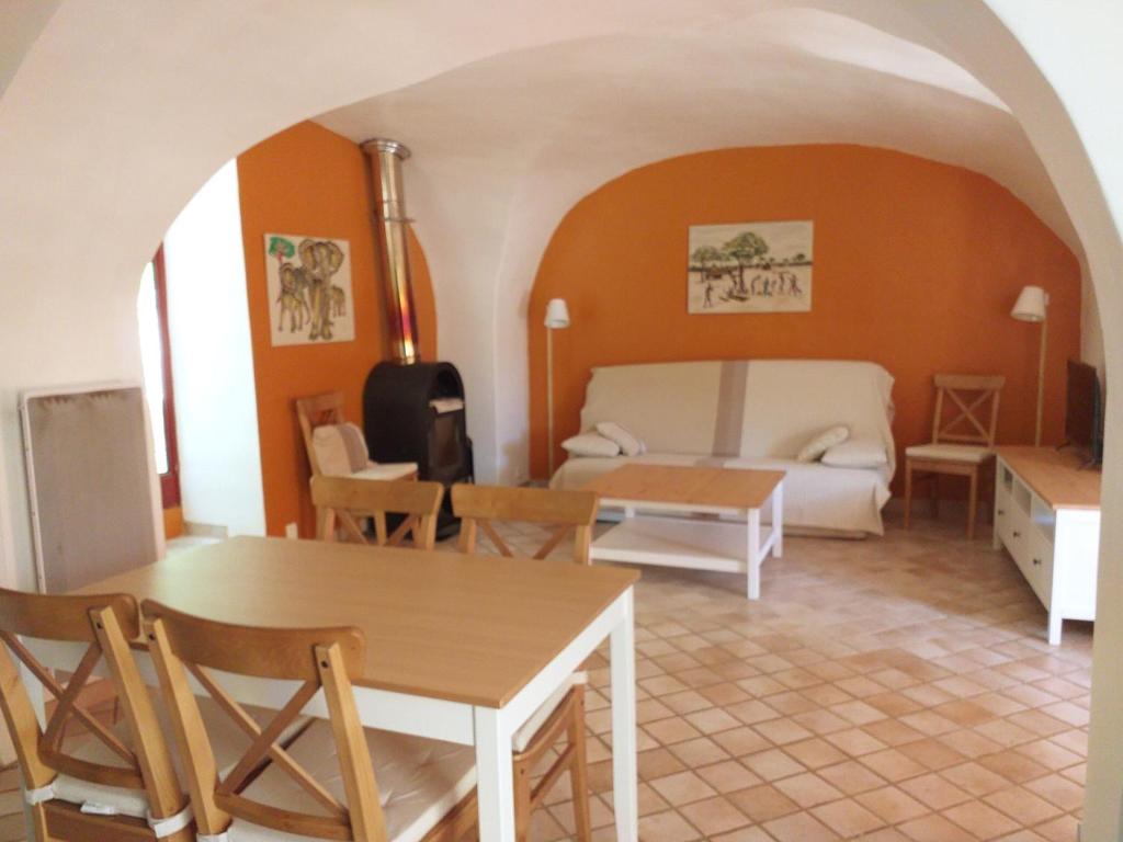 maison au coeur de Fontaine de Vaucluse, nichée sur le rocher et surplombant la sorgue photo 4
