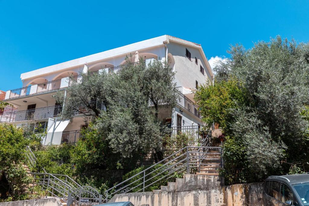 Olive Garden Apartments photo 1