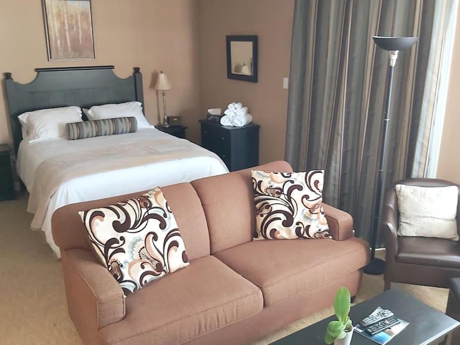The Perfect Staycation - Blue Mountain Studio photo 1