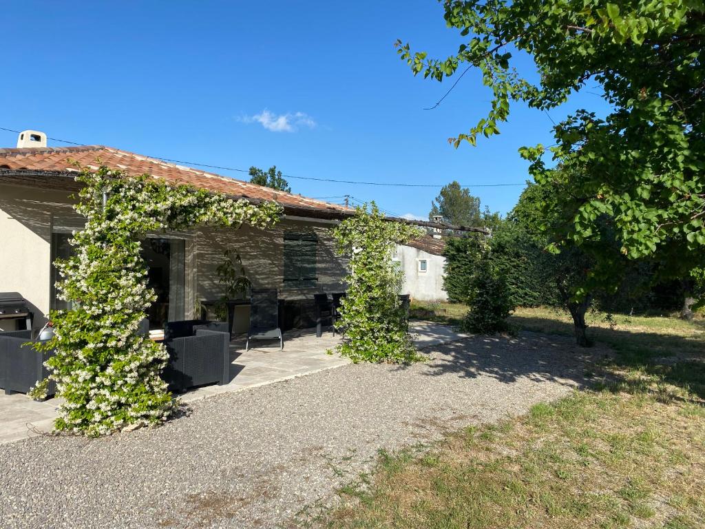 Maison de plain pied avec terrain de pétanque photo 2