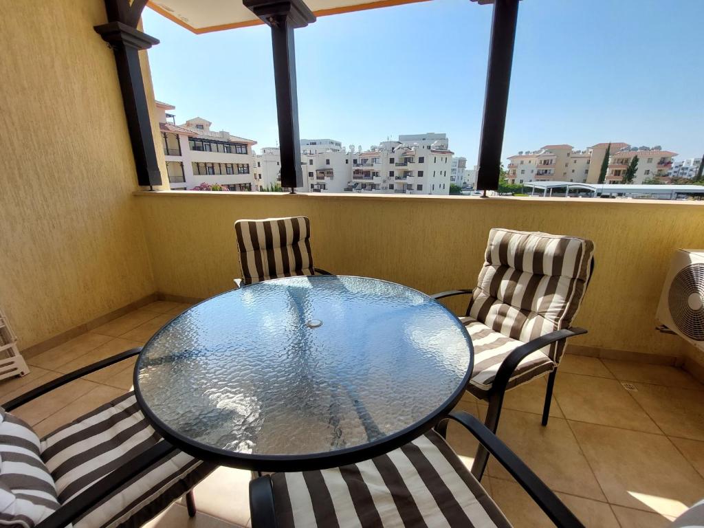 Queens Gardens suite by the sea, pool and mall photo 3