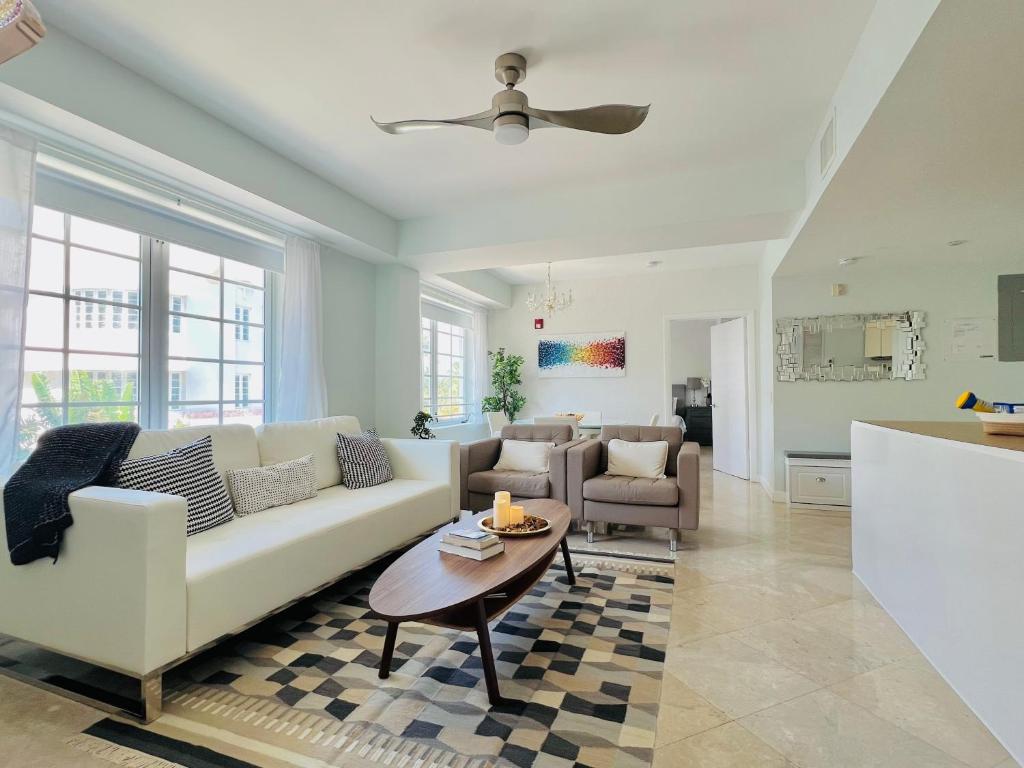 Carlyle Hotel Ocean Dr South Beach 2 Bedroom Luxury Apartment image