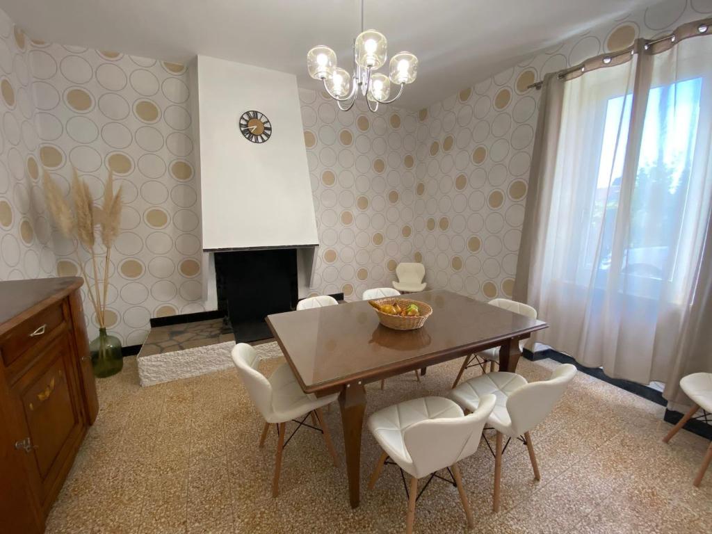 Loctroi, Village house with patio photo 2