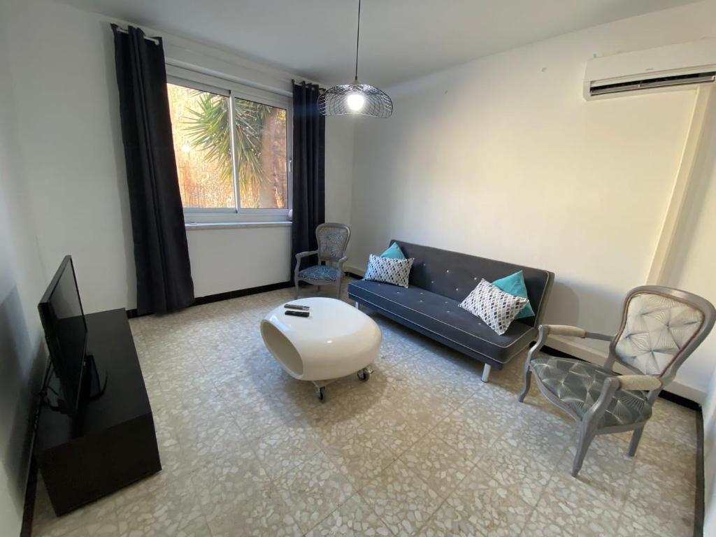 Loctroi, Village house with patio photo 4