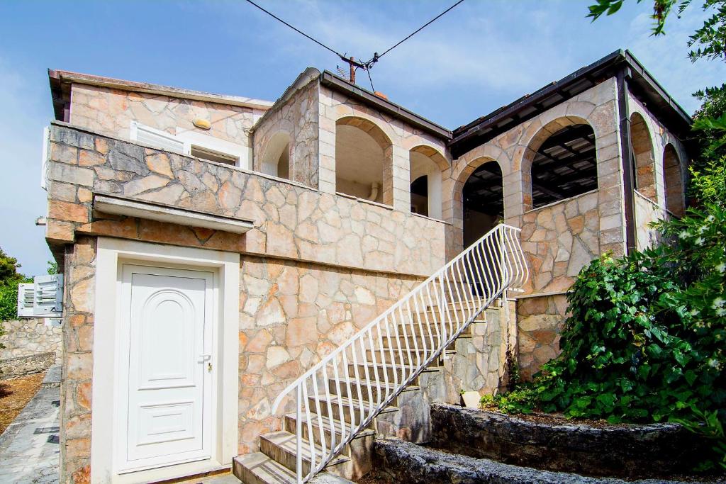 Beach House Splitska photo 1