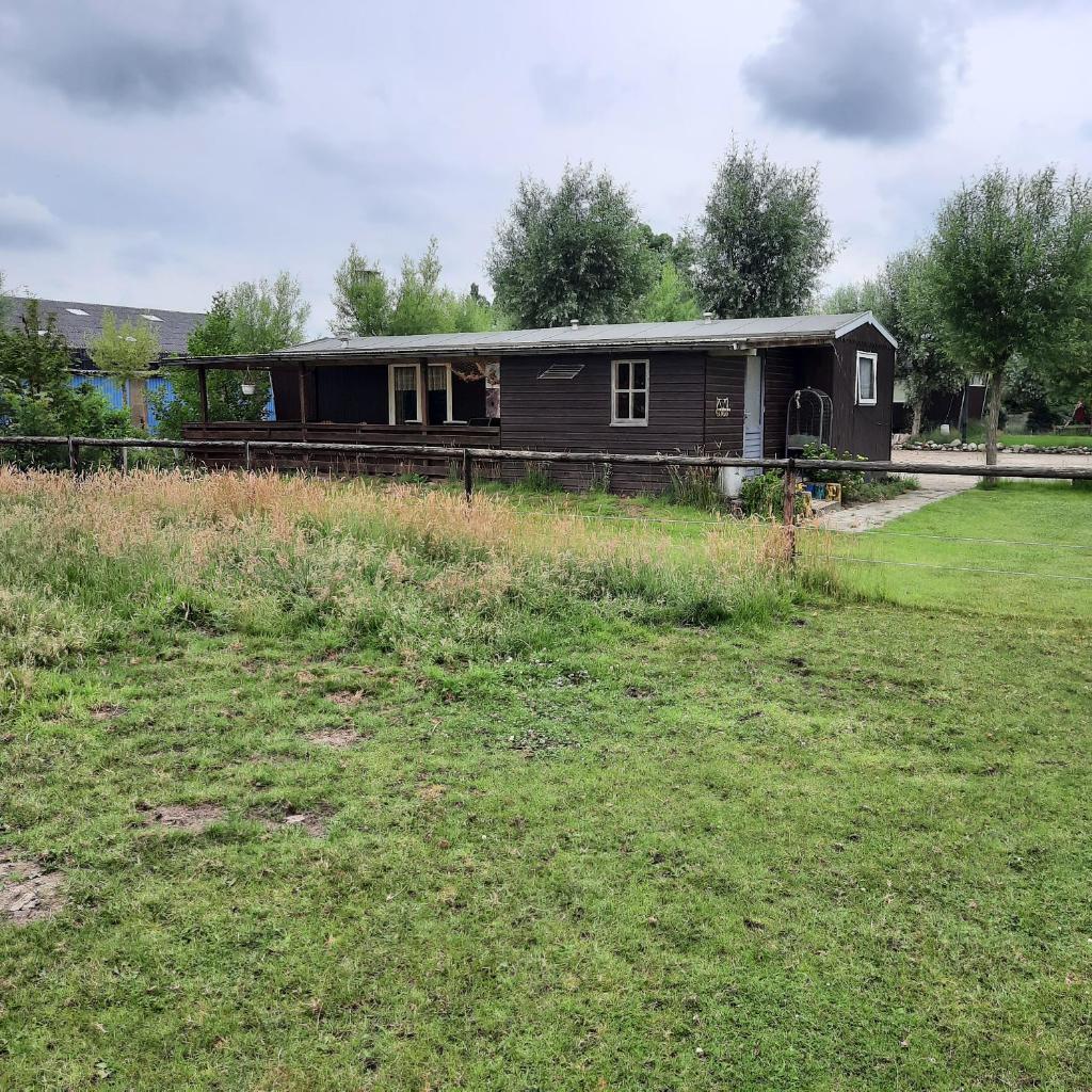 Unieke vriendenkamer met bedstedes tot 11 personen en 2 rustig gelegen chalets 2 en 4 persoons te huur! photo 3