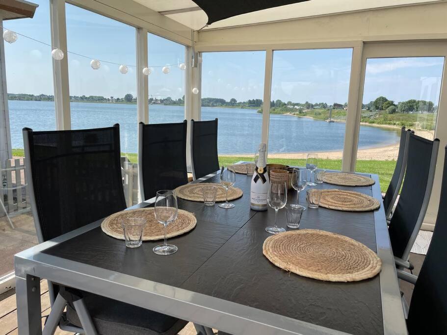 Luxe chalet direct aan het water met strand photo 2