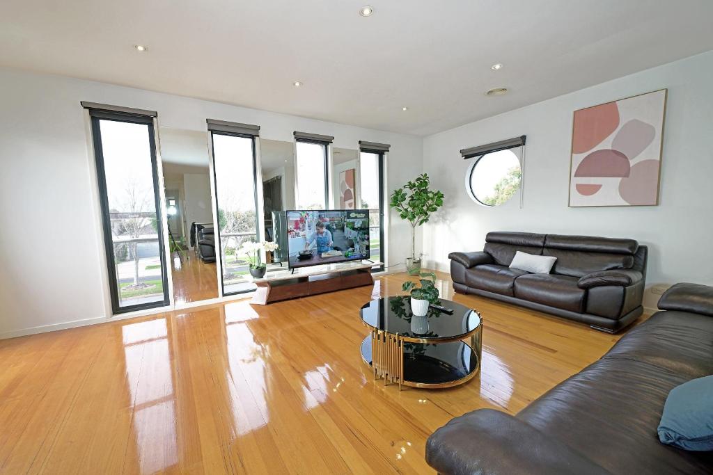 Luxury 7BRM Entire House Lakeview BlackSwans Wifi BBQ Resort photo 3