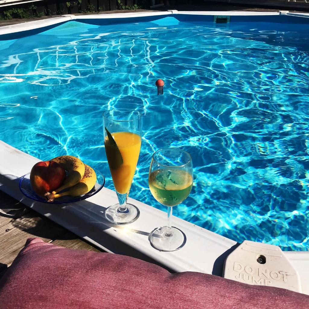 Centralt och havsnära med utsikt mot pool photo 1