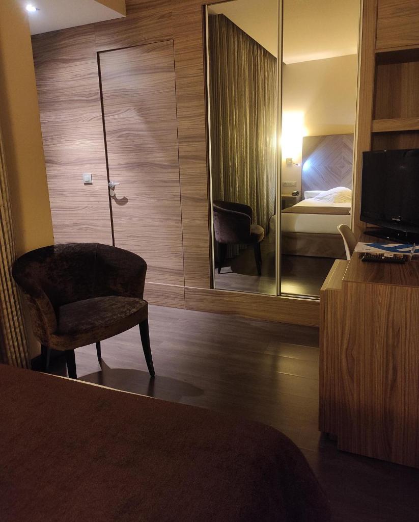 Hotel Aroi Ponferrada - Tap to explore photos