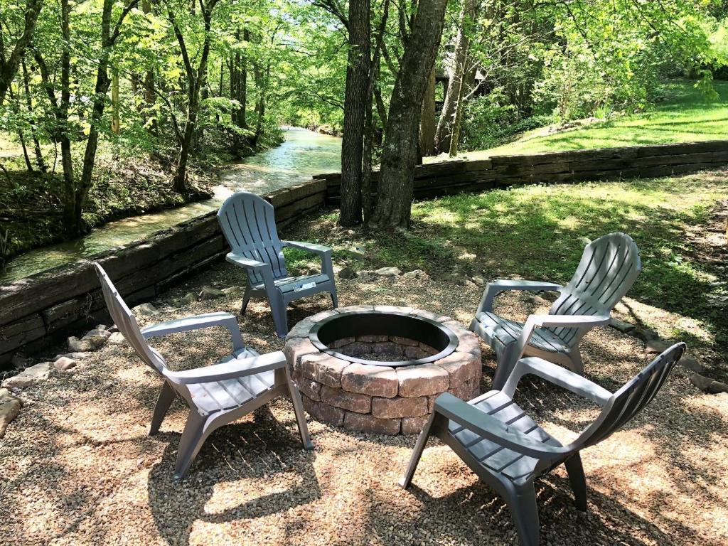 Bana's Place- A peaceful mountain stream flowing at your back door! Fire pit! image