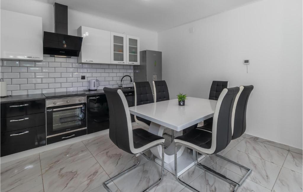 Amazing Apartment In Otocac With Wifi And 1 Bedrooms photo 3