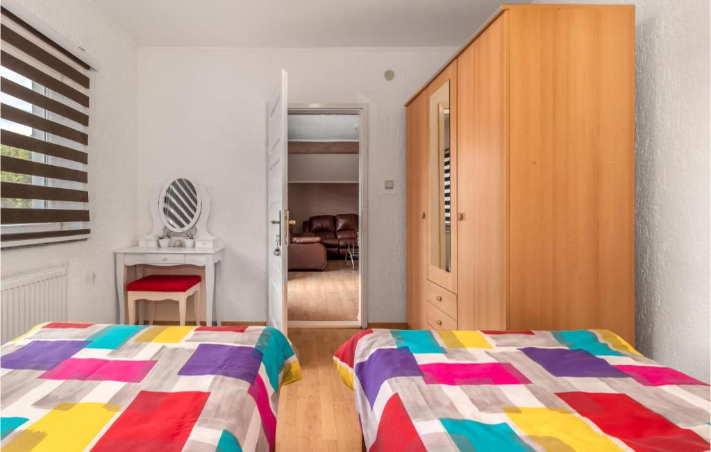 Beautiful Apartment In Otocac With Wifi And 2 Bedrooms photo 1