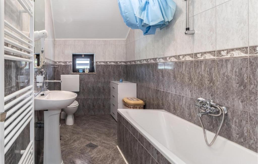 Beautiful Apartment In Otocac With Wifi And 2 Bedrooms photo 3