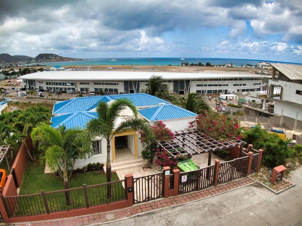 Airport View 3-Bed Villa photo 2