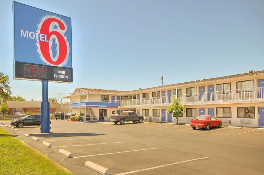 Motel 6 Fresno, CA - Blackstone North image
