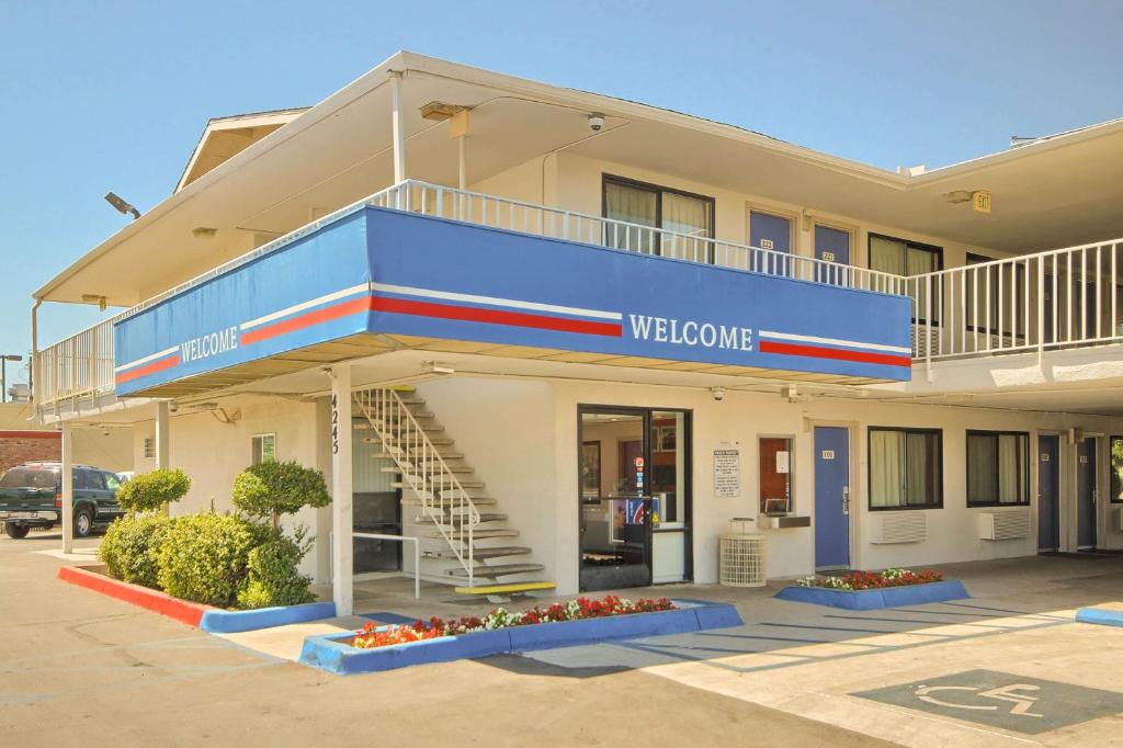 Motel 6-Fresno, CA - Blackstone North photo 1