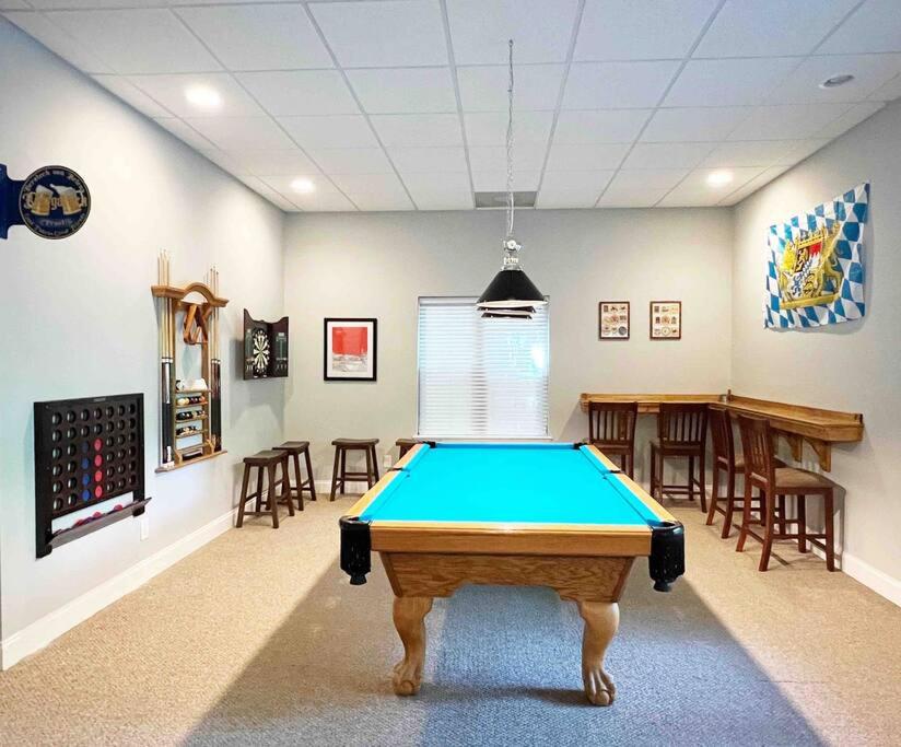 Peaceful treetop escape! Pool table, grill, games, sleeps 10! image