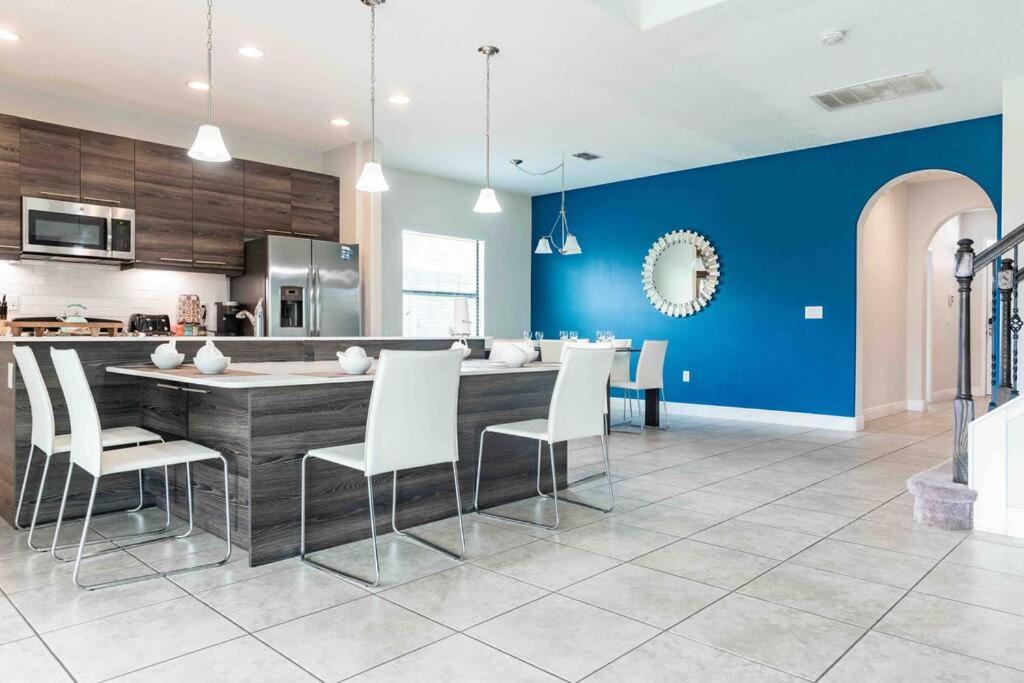 SPACIOUS 6bdrm Villa near ALL the attractions!! photo 4