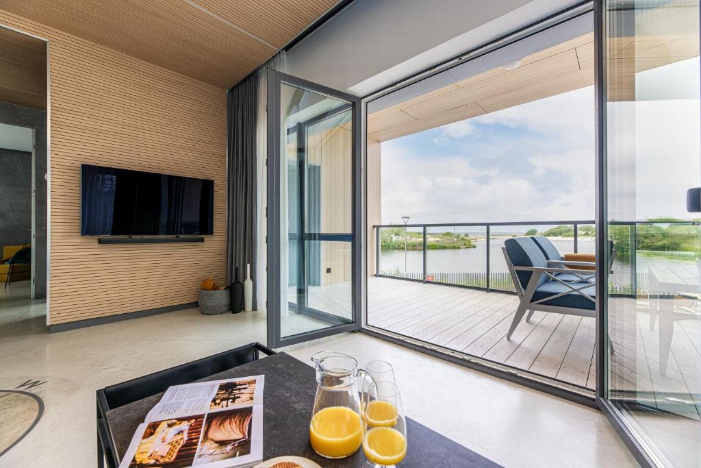 SELLING SUNSET, 2BD SEA VIEW Apt, By Cohost