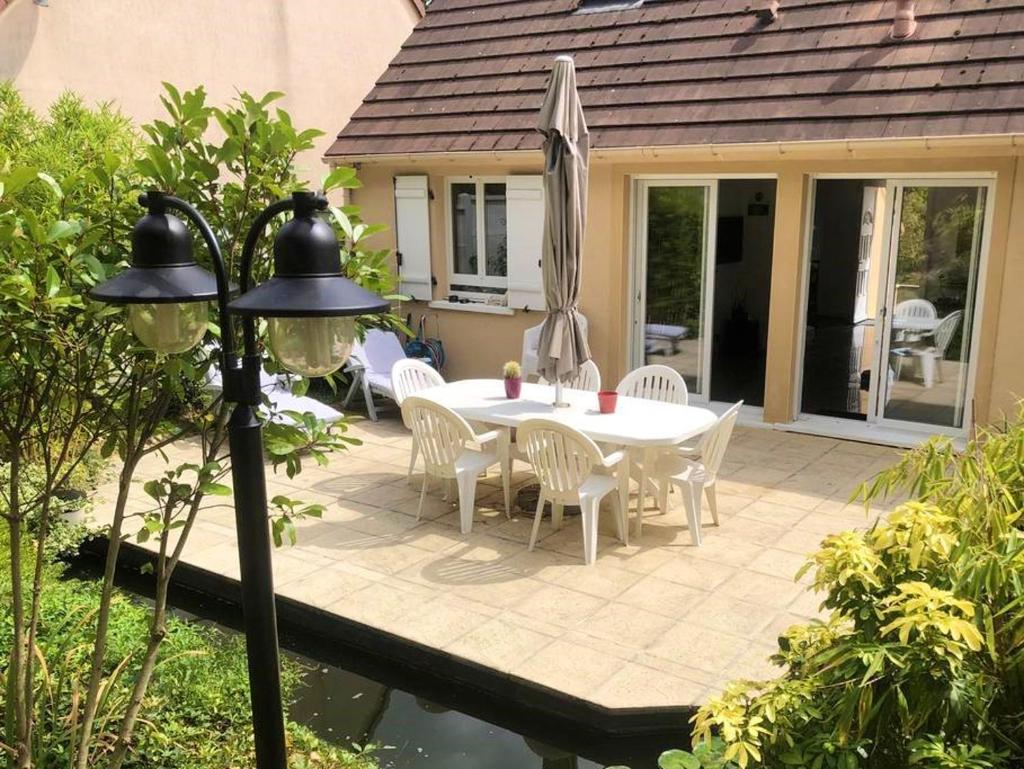 Villa de 4 chambres avec piscine privee sauna et jardin clos a Villemeux sur Eure photo 1