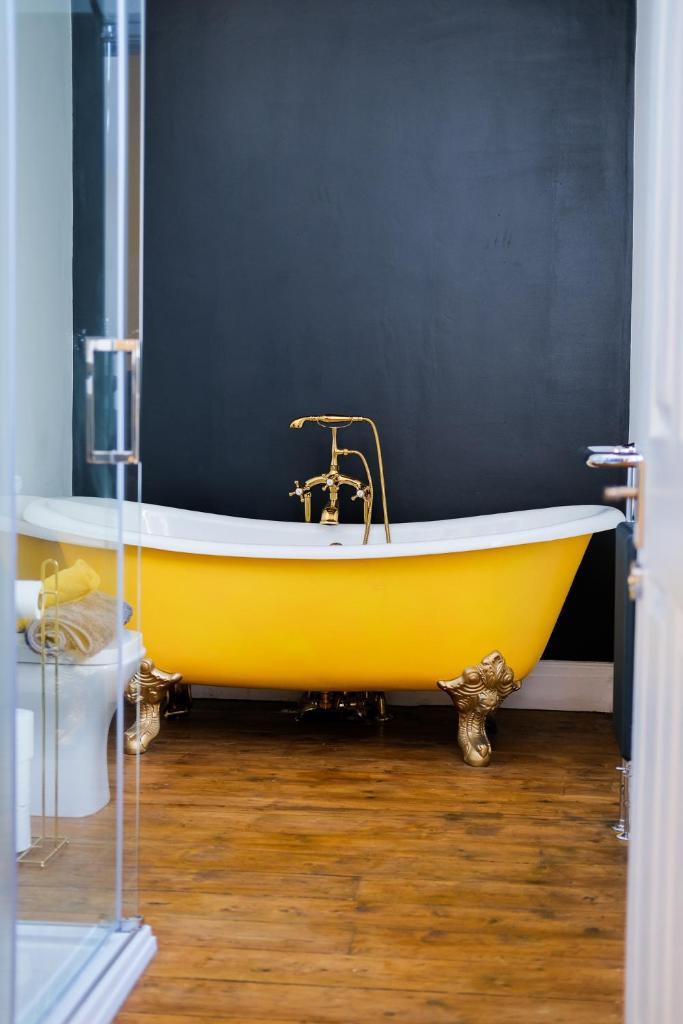The Eden Warehouse - Gold Apartment, sleeps 6 - Tap to explore photos