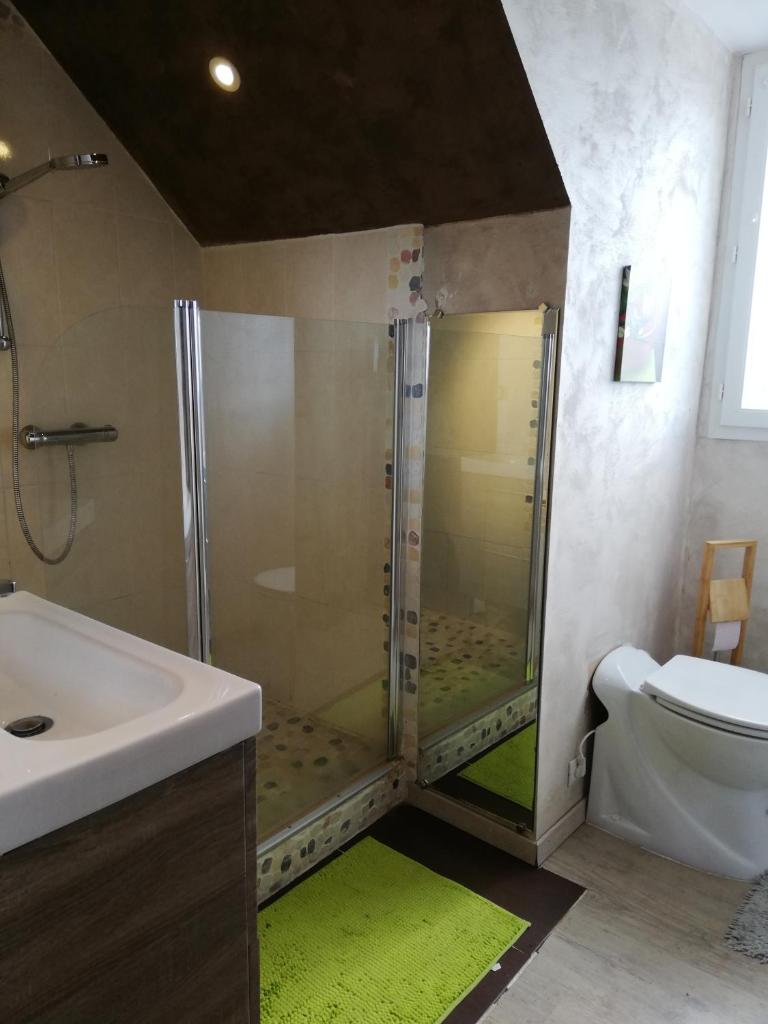 Chambre privé avec salle de bains privative et dressing photo 1