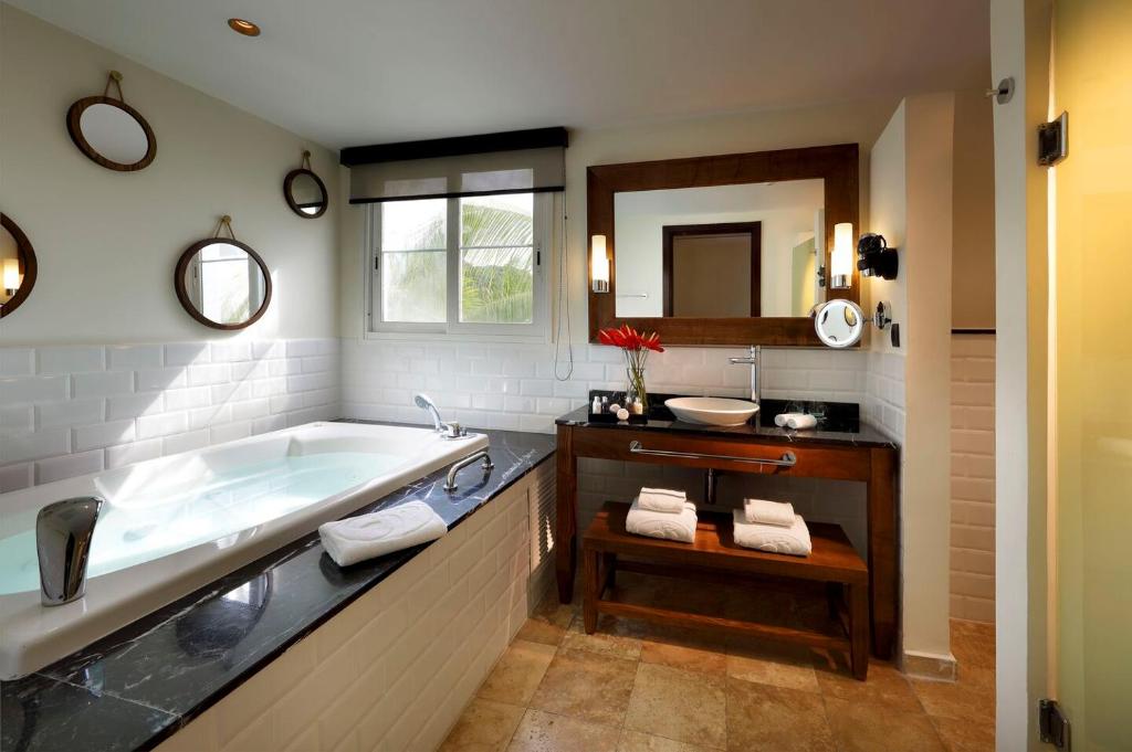 Grand Palladium Lady Hamilton Resort & Spa - All Inclusive photo 2