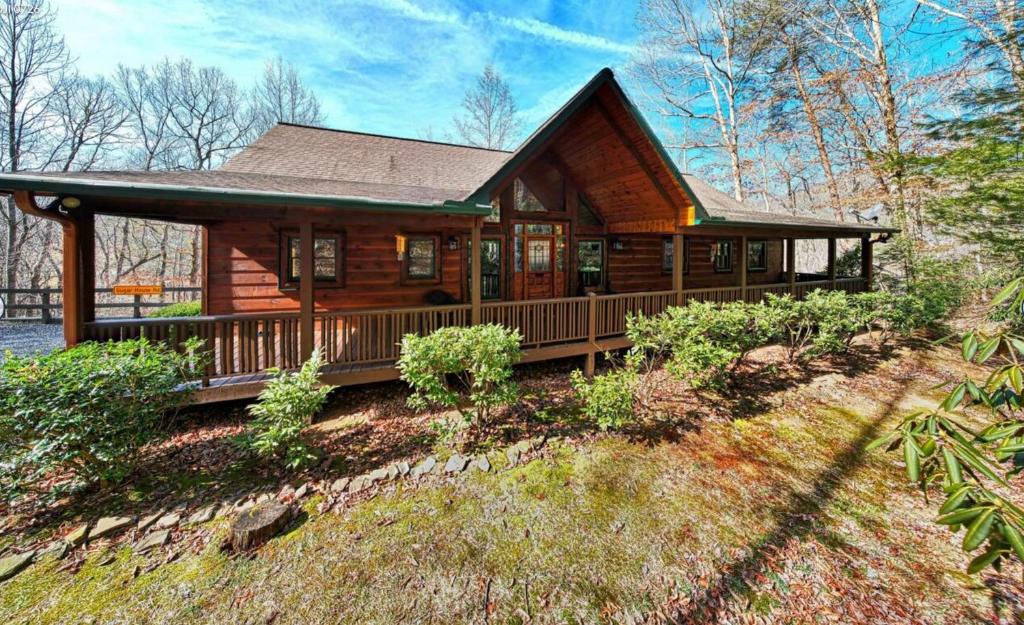 Cozy Creekfront Family Cabin-Pet Friendly -GameRm-Hot Tub