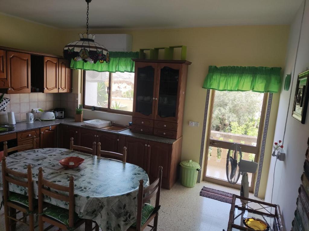 Lovely second floor apartment 2double bedrooms.