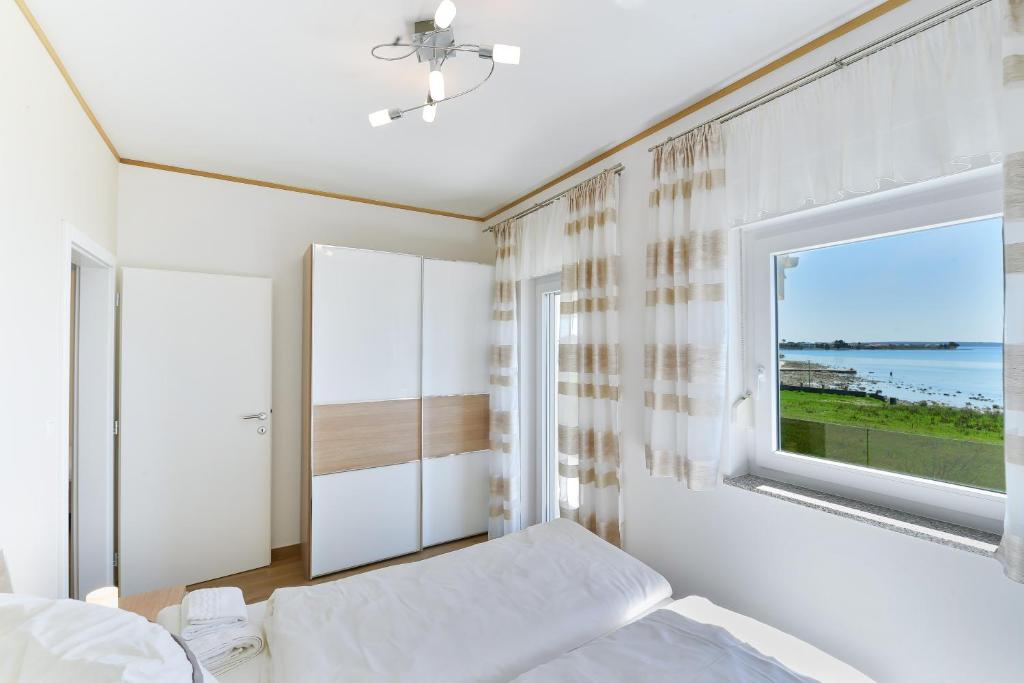 Crowonder Beachfront Reiterer Villa V1 with Jacuzzi 30 meters from the Beach photo 2