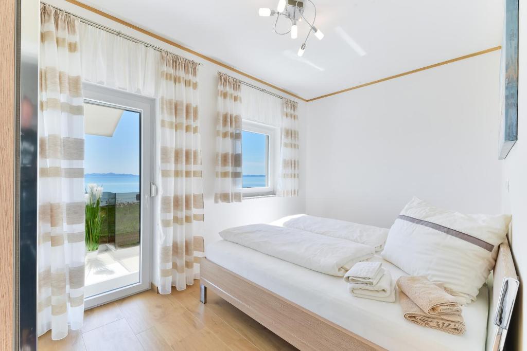 Crowonder Beachfront Reiterer Villa V1 with Jacuzzi 30 meters from the Beach photo 1