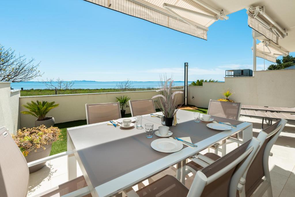 Crowonder Beachfront Reiterer Villa V1 with Jacuzzi 30 meters from the Beach photo 4