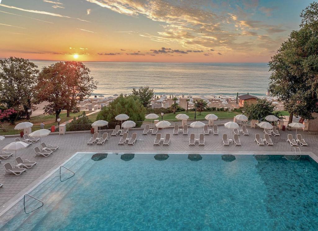 GRIFID Vistamar Hotel - 24 Hours Ultra All inclusive & Private Beach photo 2