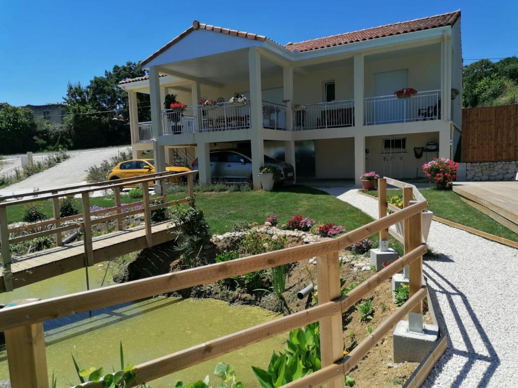 Villa Lembarrat vue sur côteaux jardin et piscine privée couverte, accès PMR facilité photo 1