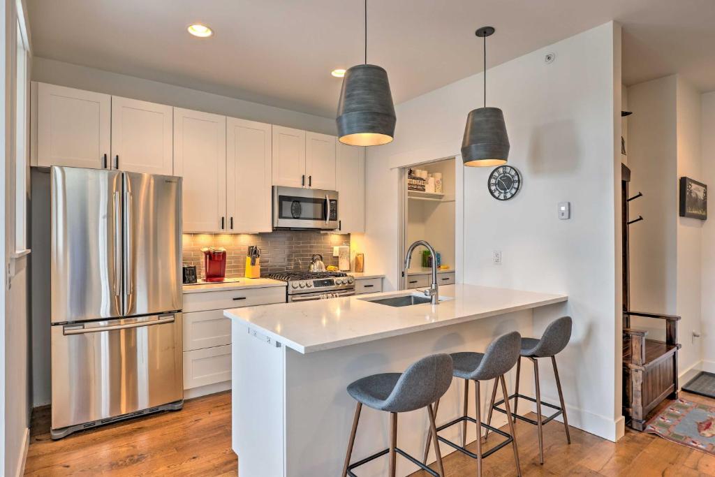 Chic Grand Lake Condo Near Hiking and Boating! photo 1