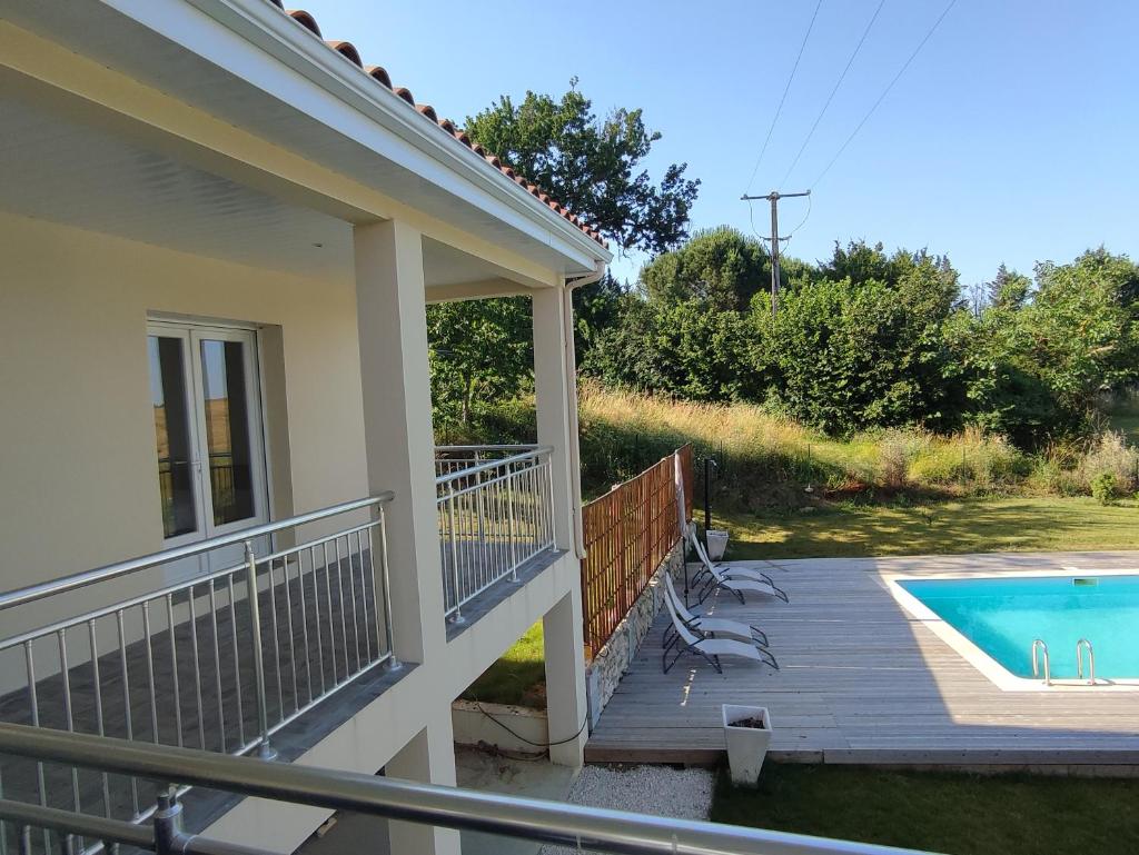Villa Lembarrat vue sur côteaux jardin et piscine privée couverte, accès PMR facilité photo 4