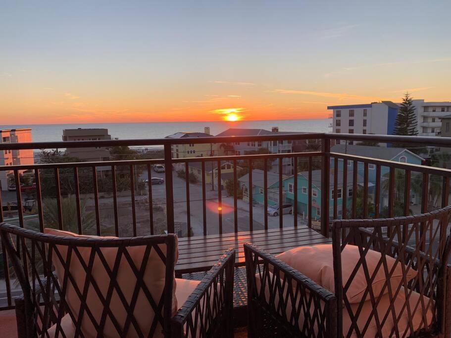 Gulf Coast Gold Private Condo - 2bed, 2bath, Sleep 6, Across Street from Beach, Balcony Views Of Sunsets, Beach & Gulf, Pool, Gym image