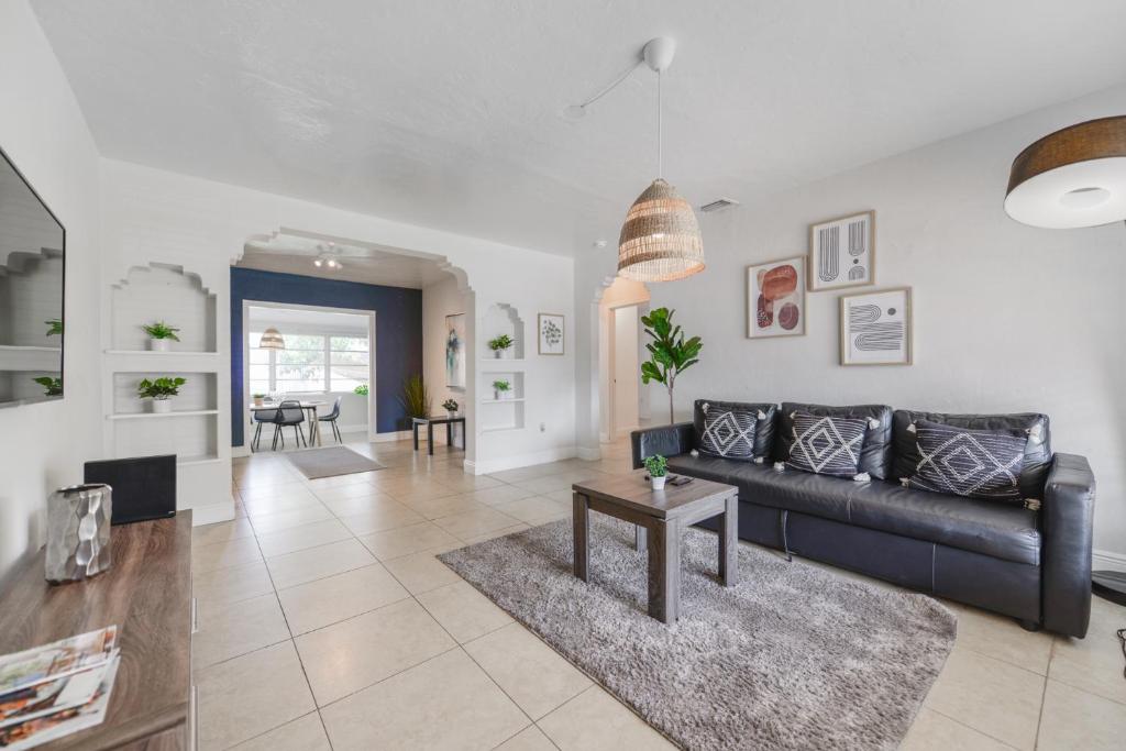 Amazing 3BR House 5 minutes from Marlins Park image