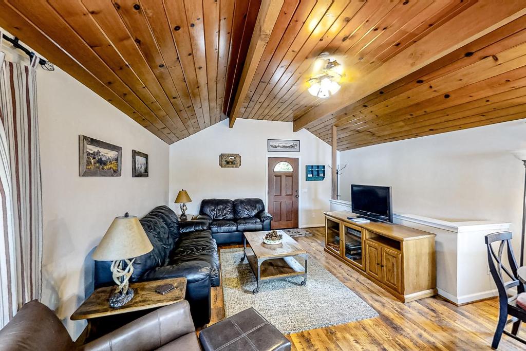 Lakefront Retreat photo 2