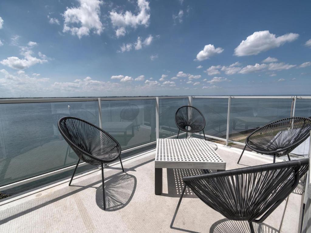 Premium apartment in Scherpenisse with roofed terrace photo 1