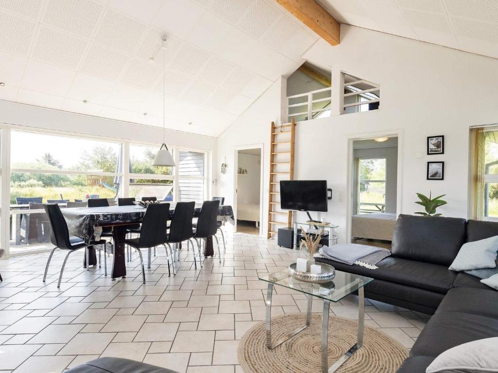 Four-Bedroom Holiday home in Blåvand 24 photo 4