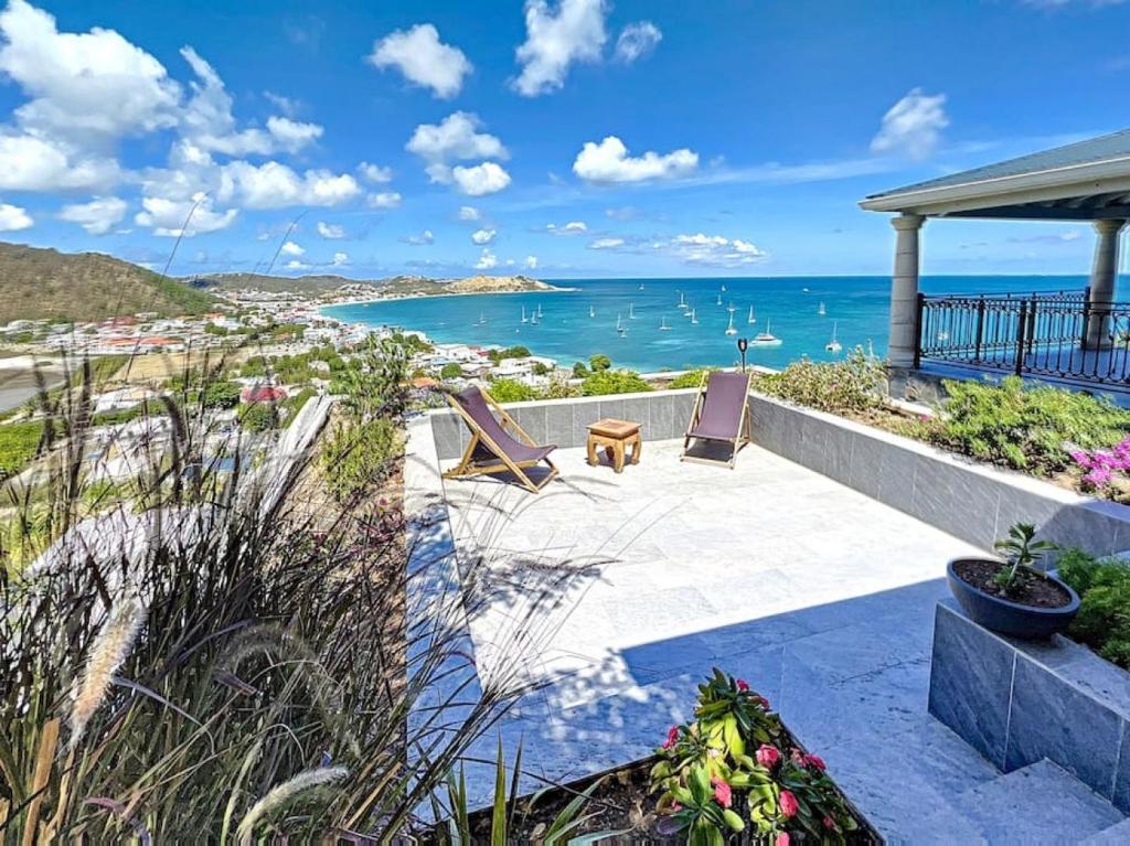 Blue Room in a shared Villa Diamant with communal pool and sea view photo 2