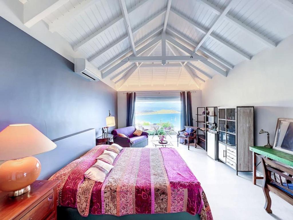Blue Room in a shared Villa Diamant with communal pool and sea view photo 4