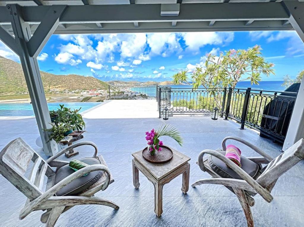 Frangipani Room in shared Villa Diamant, swimming pool, sea view photo 1